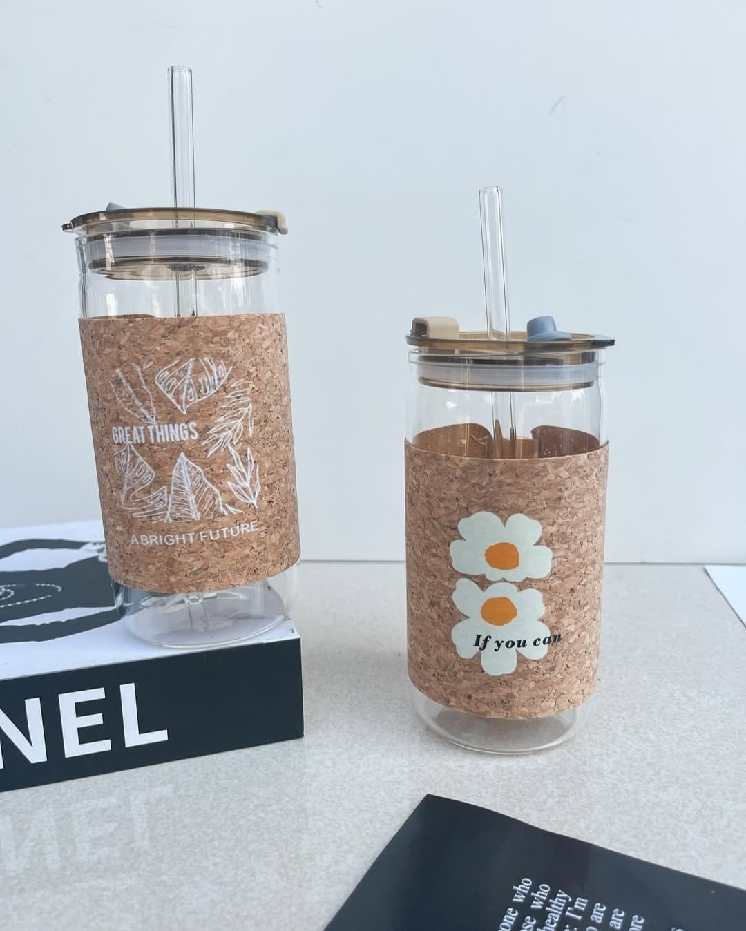 Round Juice cane with plastics lid and glass straw & elastics fabric wooden texture grip 410ml